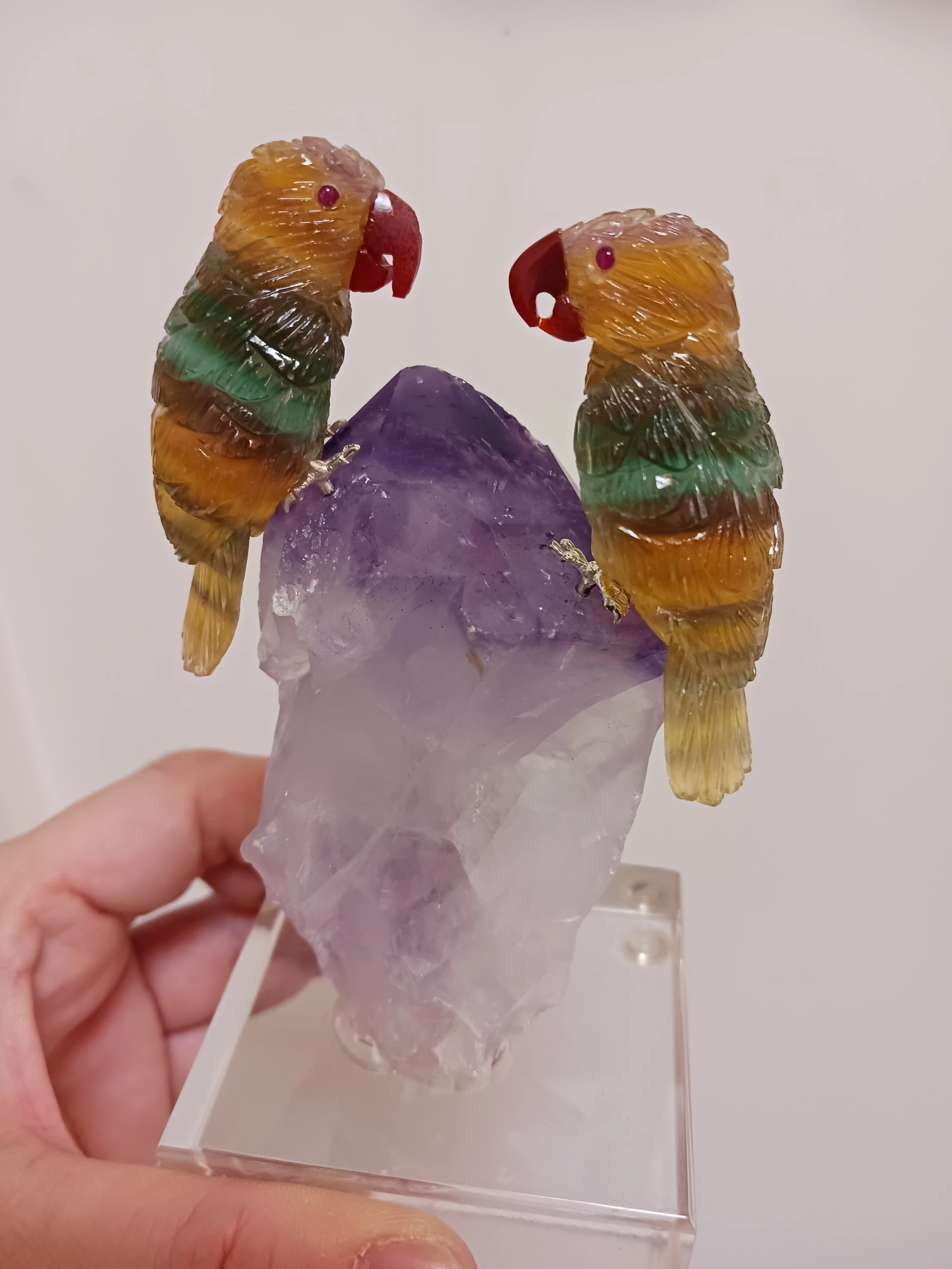 D300-28 極上彫刻品 2匹 フローライト インコ アメジスト結晶 置物